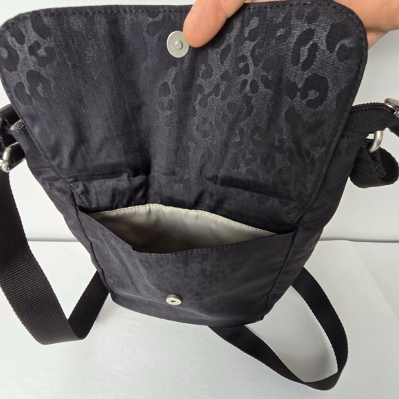 Baggallini Pocket Town Bagg Nylon Crossbody Shoulder Bag Black Cheetah Print - Picture 4 of 10